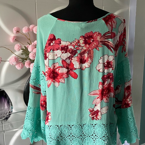 Curations Women's Floral and Embroidered Tunic Top Size Medium - Picture 5 of 7